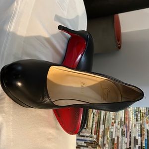 Classic sexy black leather Louboutin pumps with red bottom in size 7.5